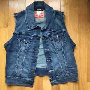 Levi’s Denim Sleeveless Jacket 🦋